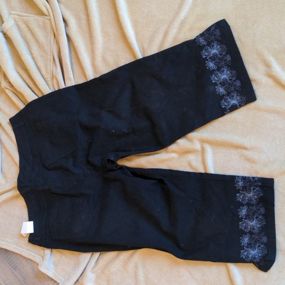 Gloria Vanderbilt Capris - Picture 2 of 6